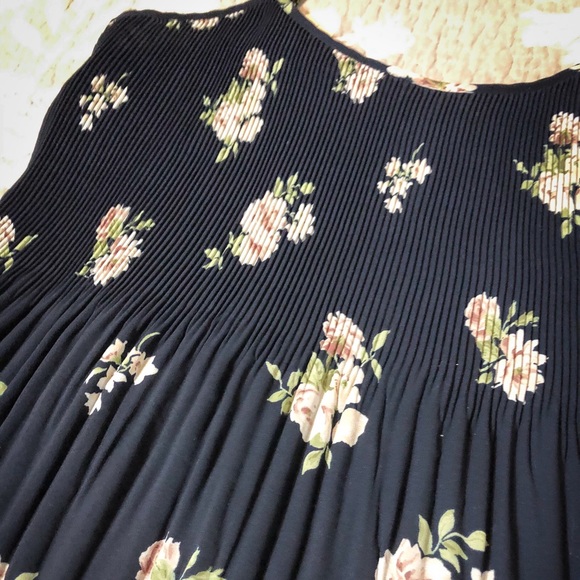 SOLD***Abercrombie & Fitch navy floral ribbed tank - Picture 3 of 10